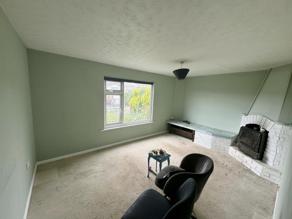 Lot: 160 - THREE-BEDROOM SEMI-DETACHED HOUSE - General view of the living room